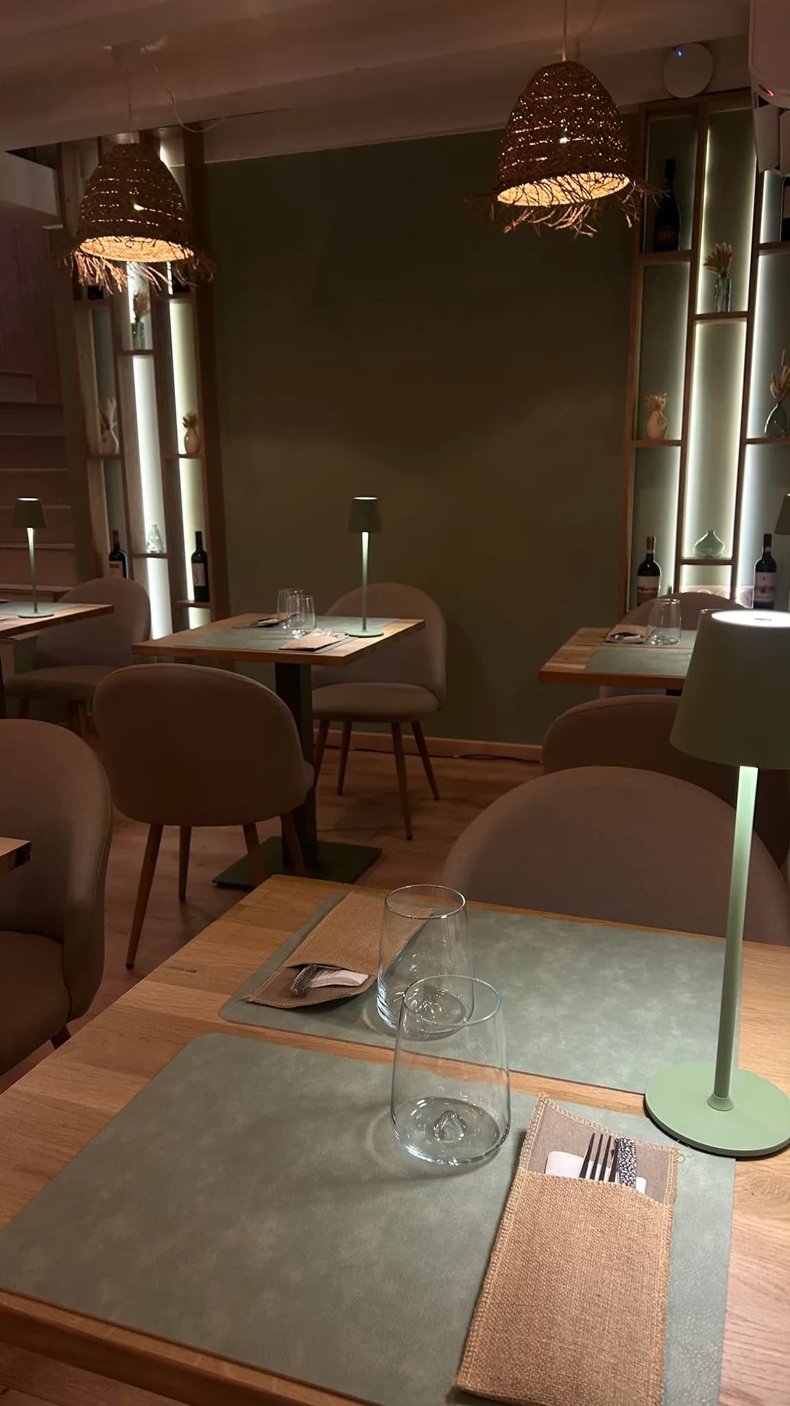 Table dressée au restaurant L'Alcøva